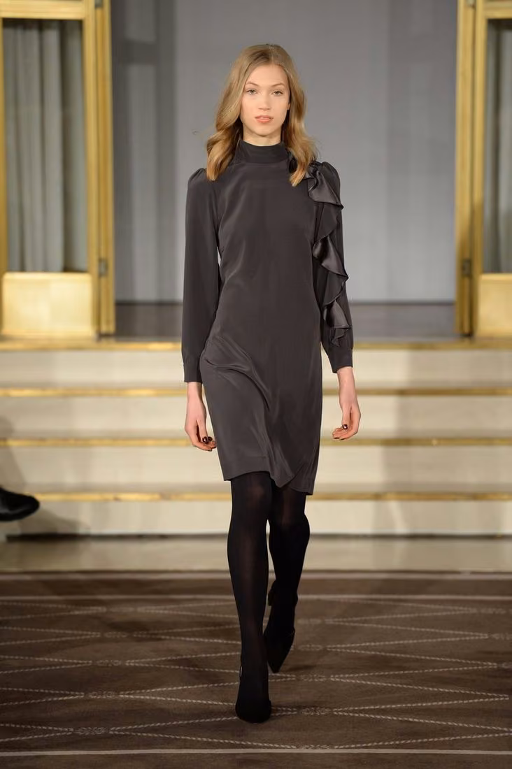 Misty dress, dark knee-length design with sleeve details — Jesper Høvring