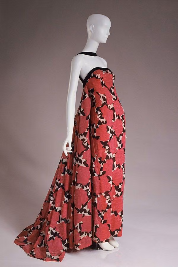 Strapless floral evening dress and stole — Luis Estévez