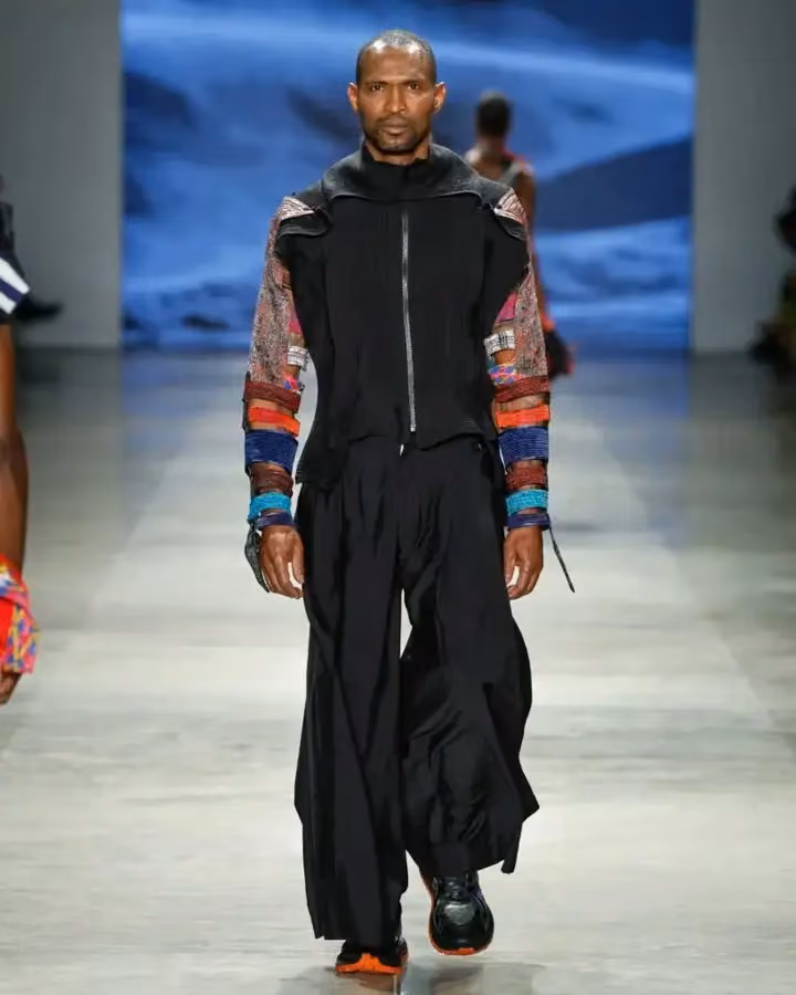 Black ensemble with patterned sleeves — Lino Villaventura, SPFW N60