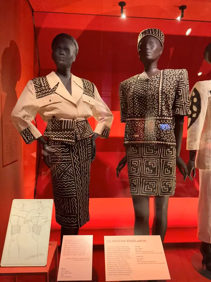 Bògòlanfini skirt suit — left mannequin — Chris Seydou, 1992