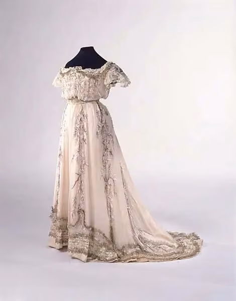 Pale embellished dress with a train — House of Paquin, 1909