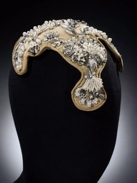Beaded clasp cocktail hat — Simone Mirman, 1950s