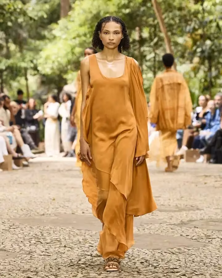 Orange asymmetric tunic and trousers — Flavia Aranha, 2025