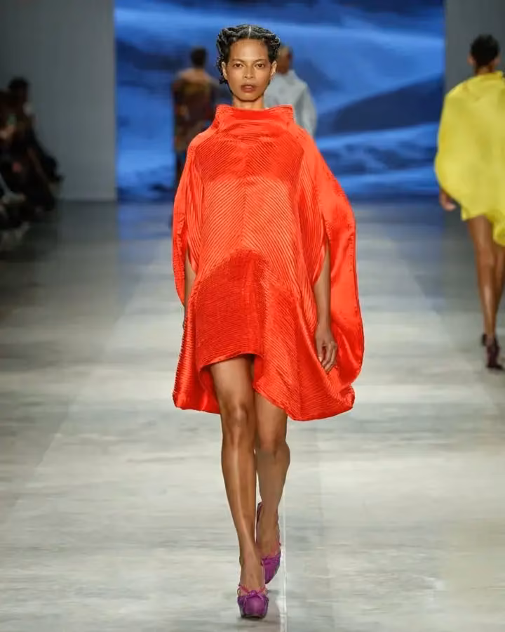 Red cocoon dress — Lino Villaventura, SPFW N60