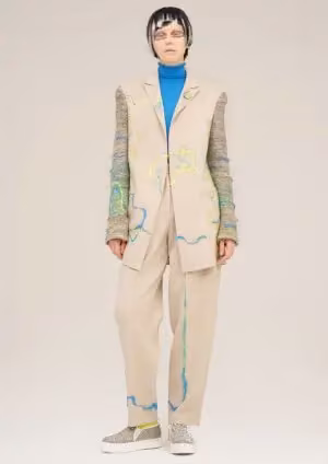 Long beige jacket and wide trousers — Hiroko Koshino, Autumn/Winter 2026–27