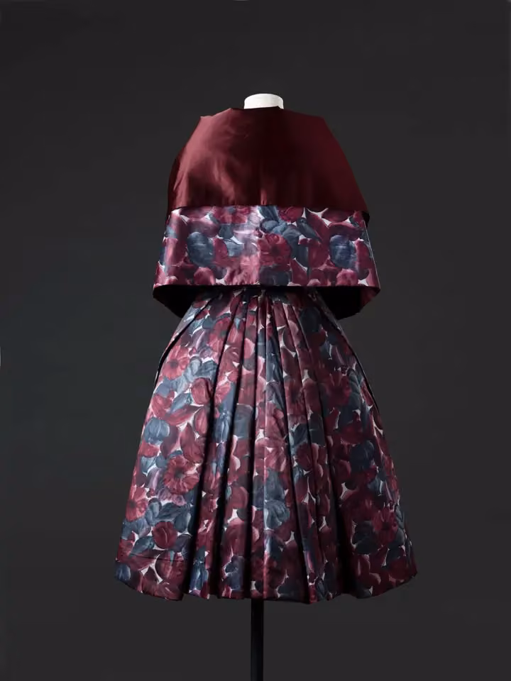 Deep-red floral satin cocktail dress and stole — Jole Veneziani, 1952