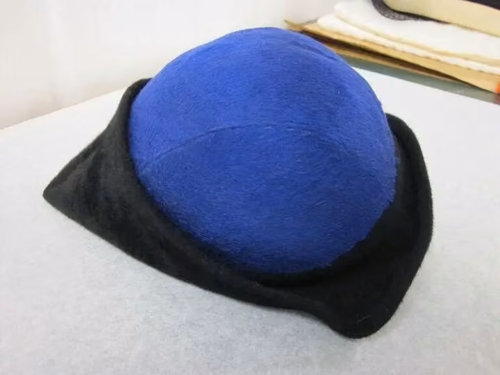 Blue-and-black felt hat — Simone Mirman, ca. 1952