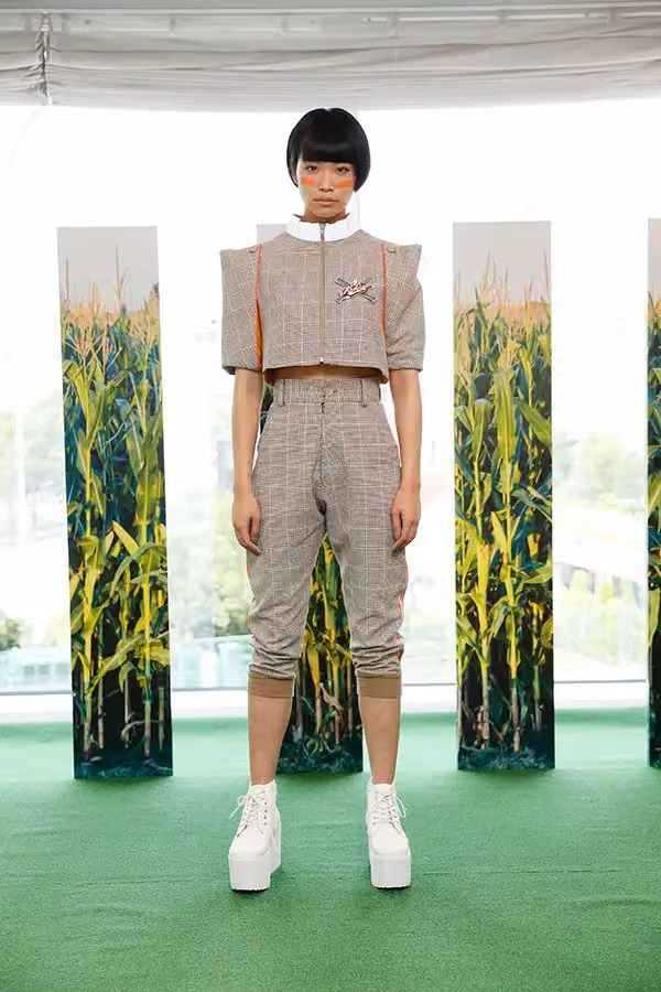 Checked cropped top and knee-length trousers — Michiko Koshino, Spring/Summer 2018