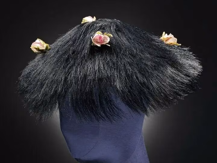 Black horsehair hat with rosebuds — Simone Mirman, ca. 1953