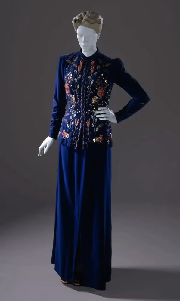 Embroidered blue velvet suit — Nina Ricci, c. 1938