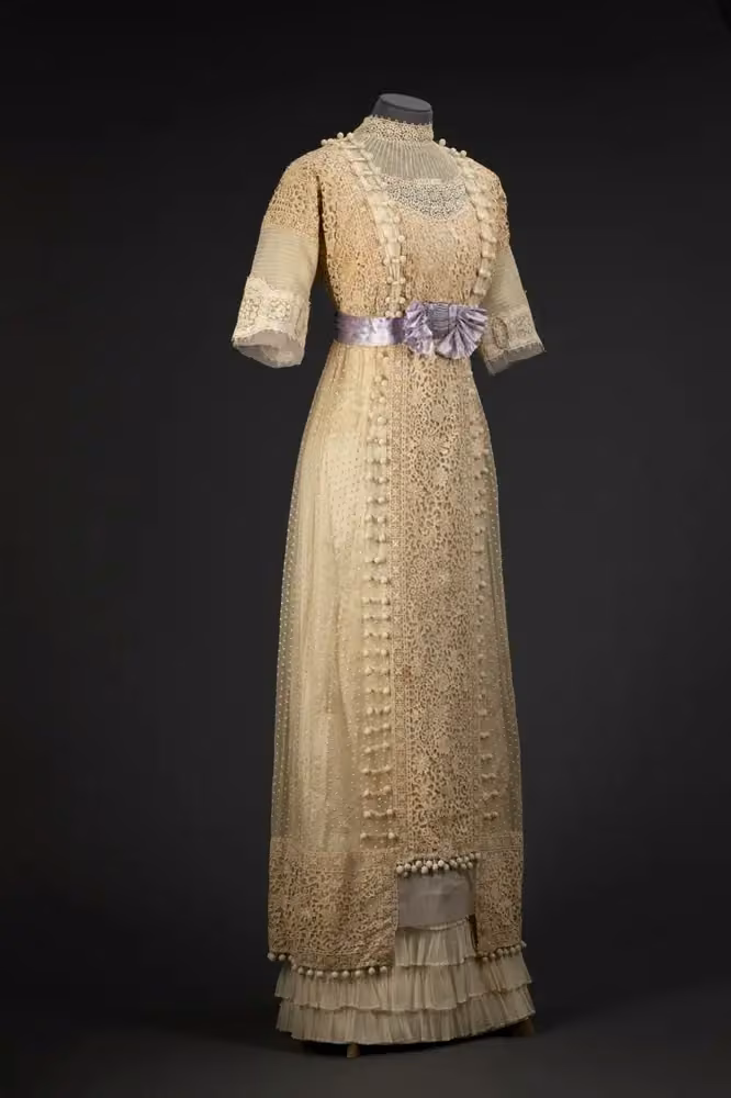 Evening dress with a purple waist ornament — Augusta Lundin, 1911
